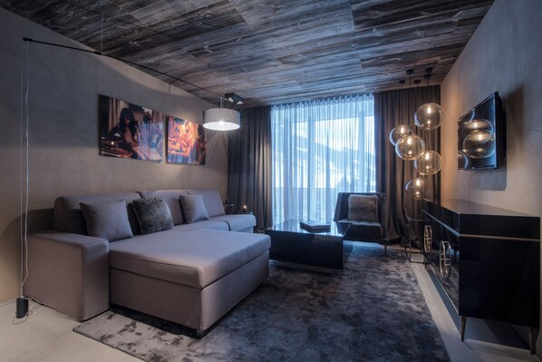 Premium bedding, minibar, in-room safe, desk