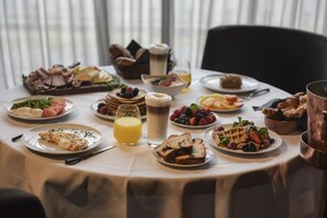 Se ofrece un desayuno bufé (28 EUR por persona)
