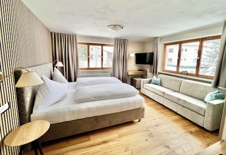 Comfort Triple Room, 1 Bedroom, Non Smoking, Mountain View | Individually decorated, desk, blackout drapes, free WiFi