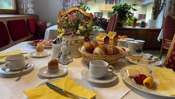 Tägliches Frühstücksbuffet (20 EUR pro Person)