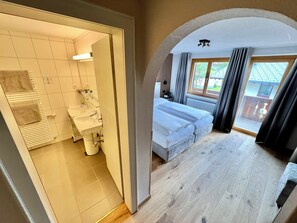 Comfort Double Room, Mountain View | Individually decorated, desk, blackout drapes, free WiFi - Haus Schrofenstein (Lech am Arlberg)