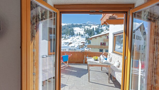 A balcony with a view of a snowy mountain landscape. - Haus Schrofenstein (Lech am Arlberg)