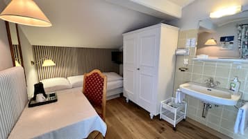 Einzelzimmer, Gemeinschaftsbad | Individuell dekoriert, Schreibtisch, Verdunkelungsvorhänge