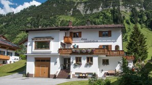 Front of property - Haus Schrofenstein (Lech am Arlberg)