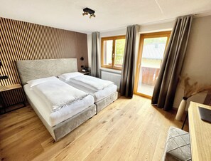 Comfort Double Room, Mountain View | Individually decorated, desk, blackout drapes, free WiFi - Haus Schrofenstein (Lech am Arlberg)