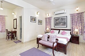 Phòng Deluxe | Bàn, màn/rèm cản sáng, bàn ủi/dụng cụ ủi quần áo 