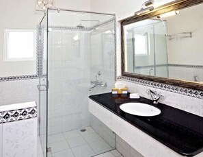 Douche, articles de toilette gratuits, serviettes fournies