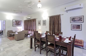 Phòng Deluxe | Khu phòng khách | TV LED 32-inch có truyền hình vệ tinh, TV 