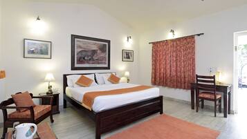 Escritorio, cortinas blackout y tabla de planchar con plancha