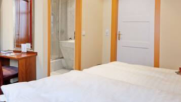 Standard-Doppel- oder -Zweibettzimmer | Minibar, Schreibtisch, kostenloses WLAN, individuell dekoriert