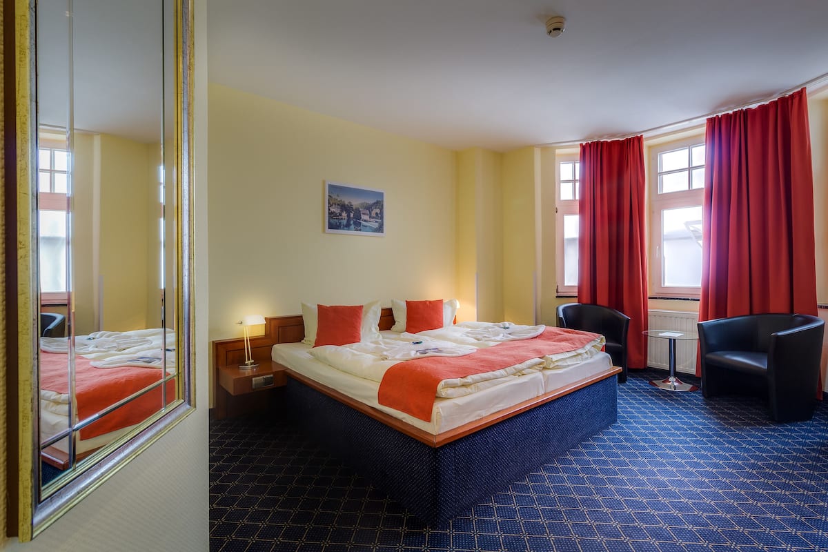 Standard Double or Twin Room | Minibar, individually decorated, individually furnished, desk