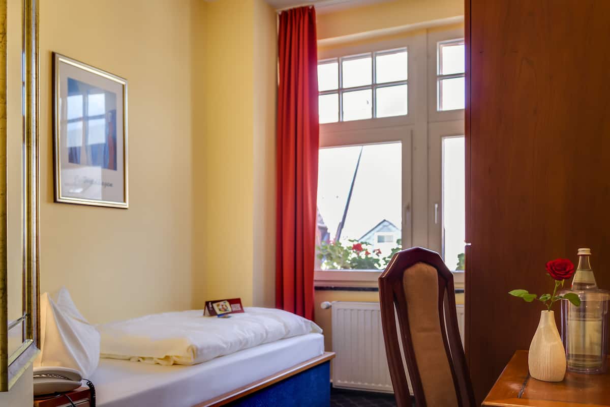 Standard Single Room | Living area | Flat-screen TV