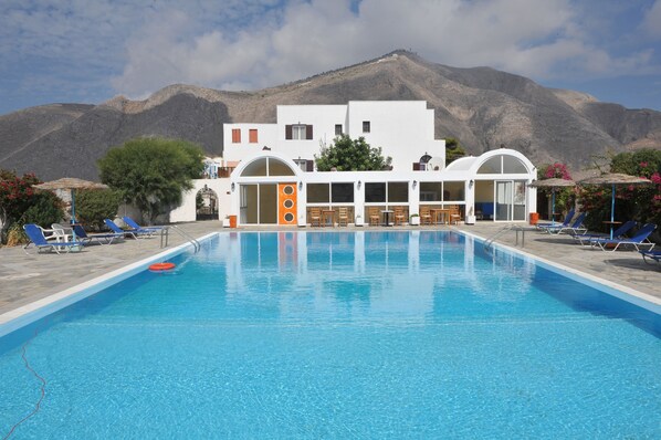 야외 수영장, 수영장 파라솔, 일광욕 의자