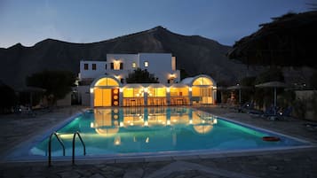 Outdoor pool, pool umbrellas, sun loungers