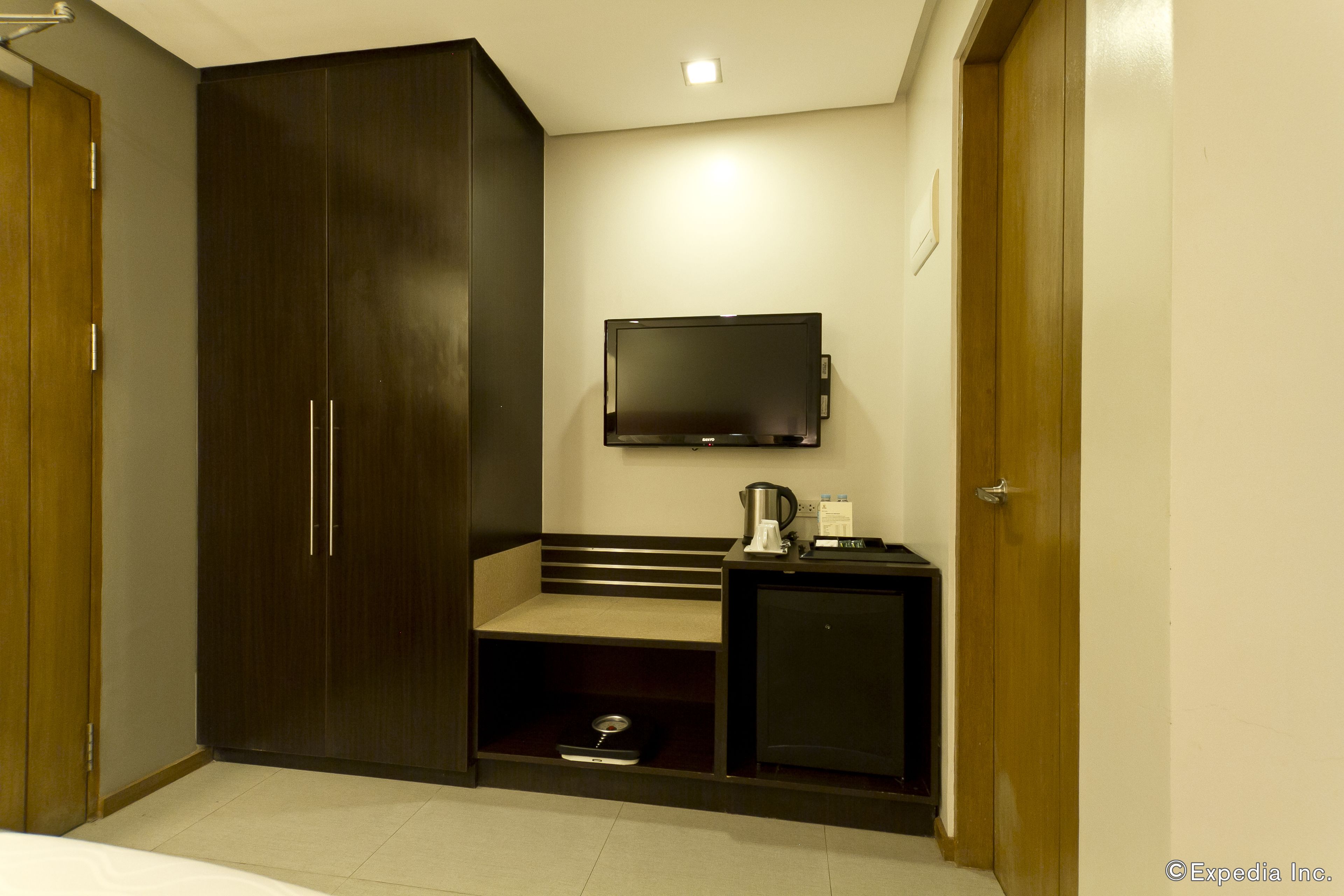 superior room, 1 queen bed, non smoking | in-room safe, desk, iron/ironing board, free wifi