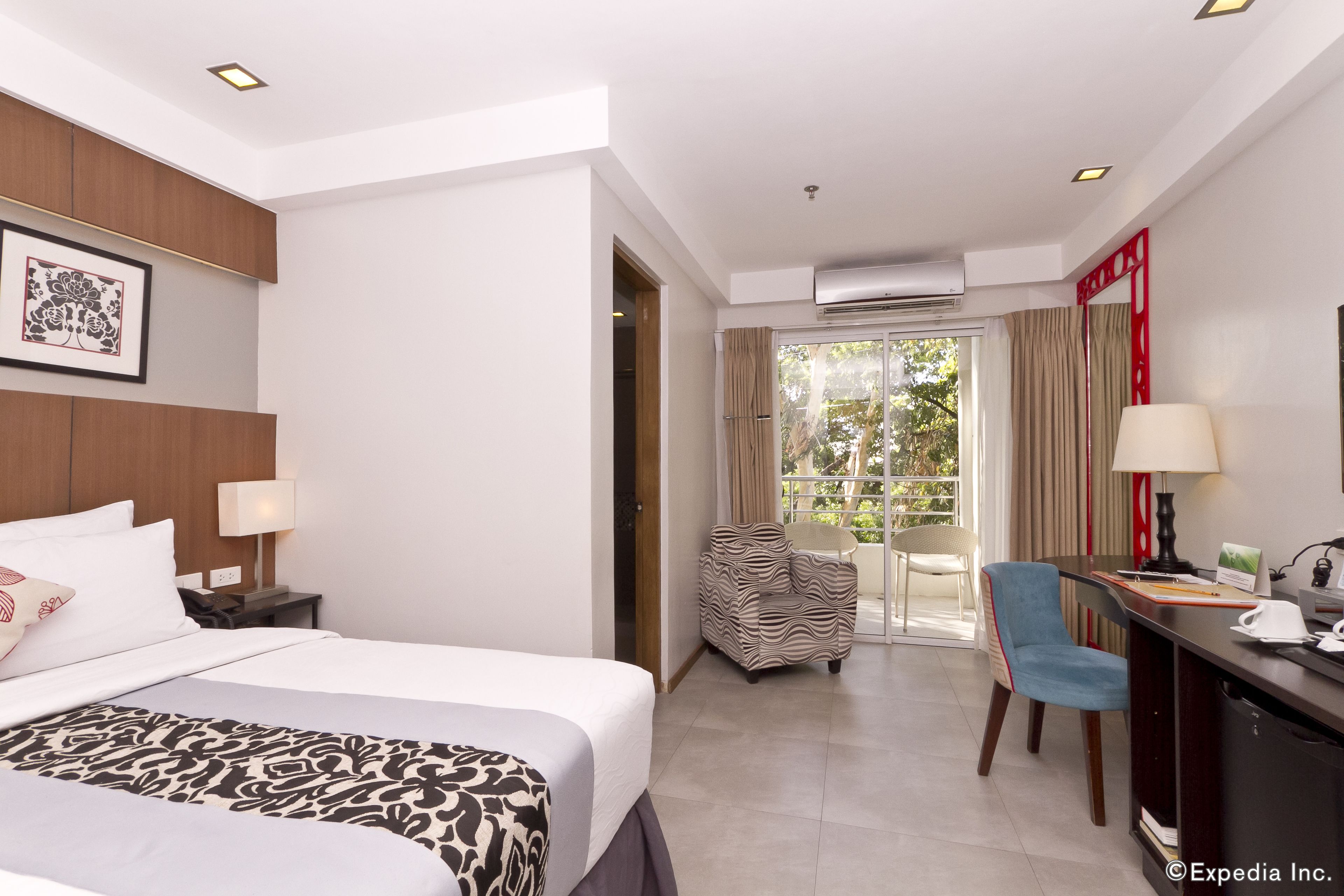 deluxe room, 1 queen bed, non smoking, balcony | in-room safe, desk, iron/ironing board, free wifi