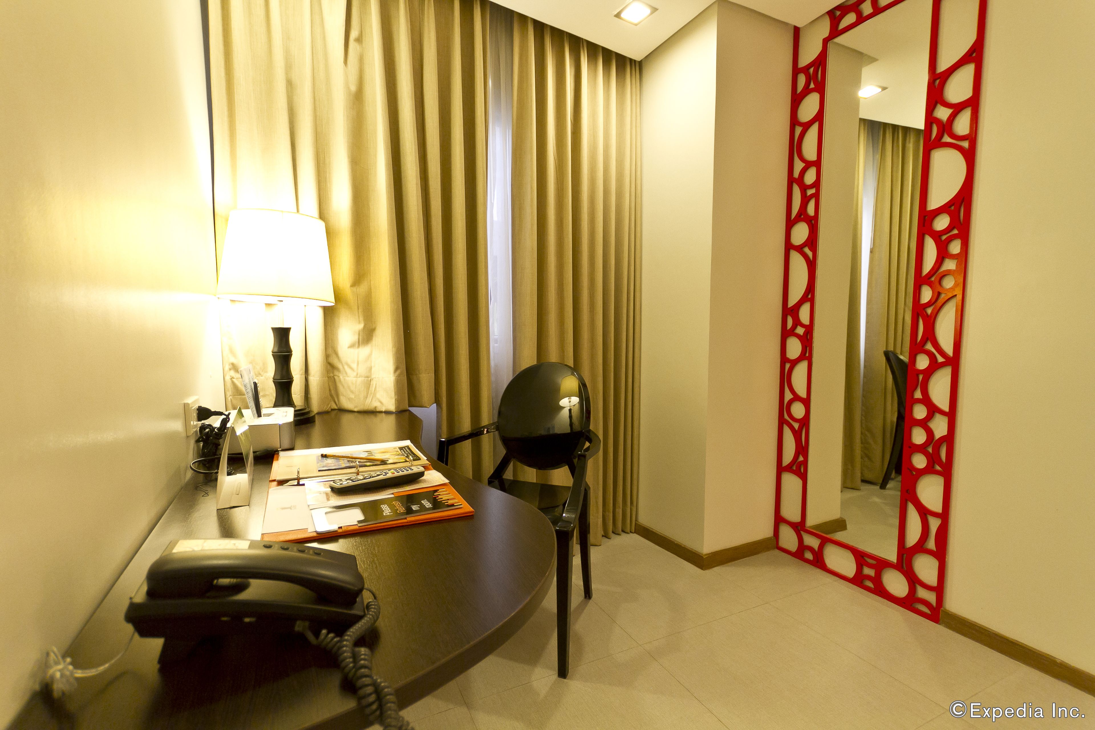 superior room, 1 queen bed, non smoking | living area | 32-inch lcd tv with cable channels, tv