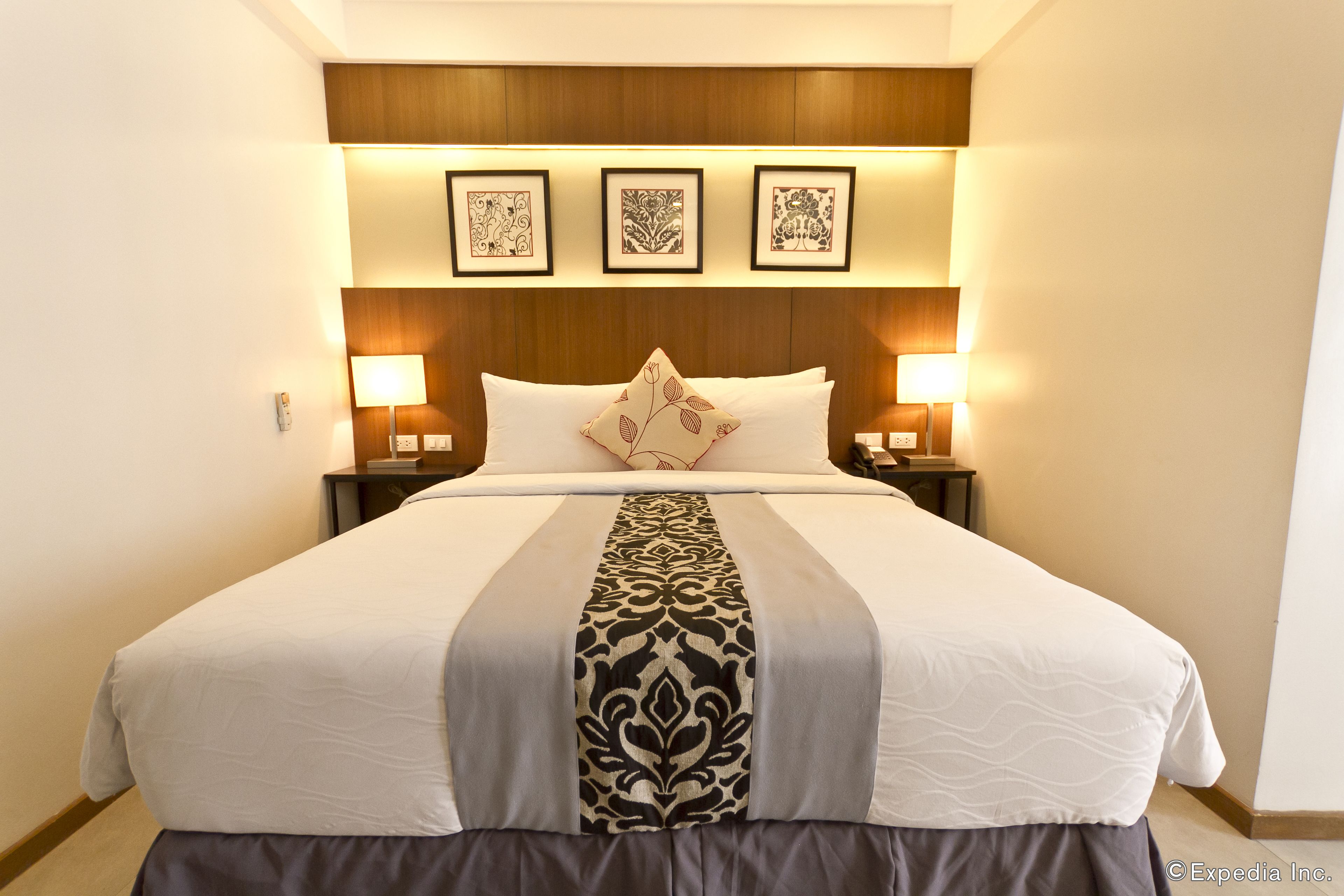 deluxe room, 1 queen bed, non smoking, balcony | in-room safe, desk, iron/ironing board, free wifi