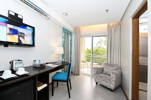 Chambre Deluxe, 1 grand lit, non-fumeurs, balcon | Coffres-forts dans les chambres, bureau, fer et planche à repasser