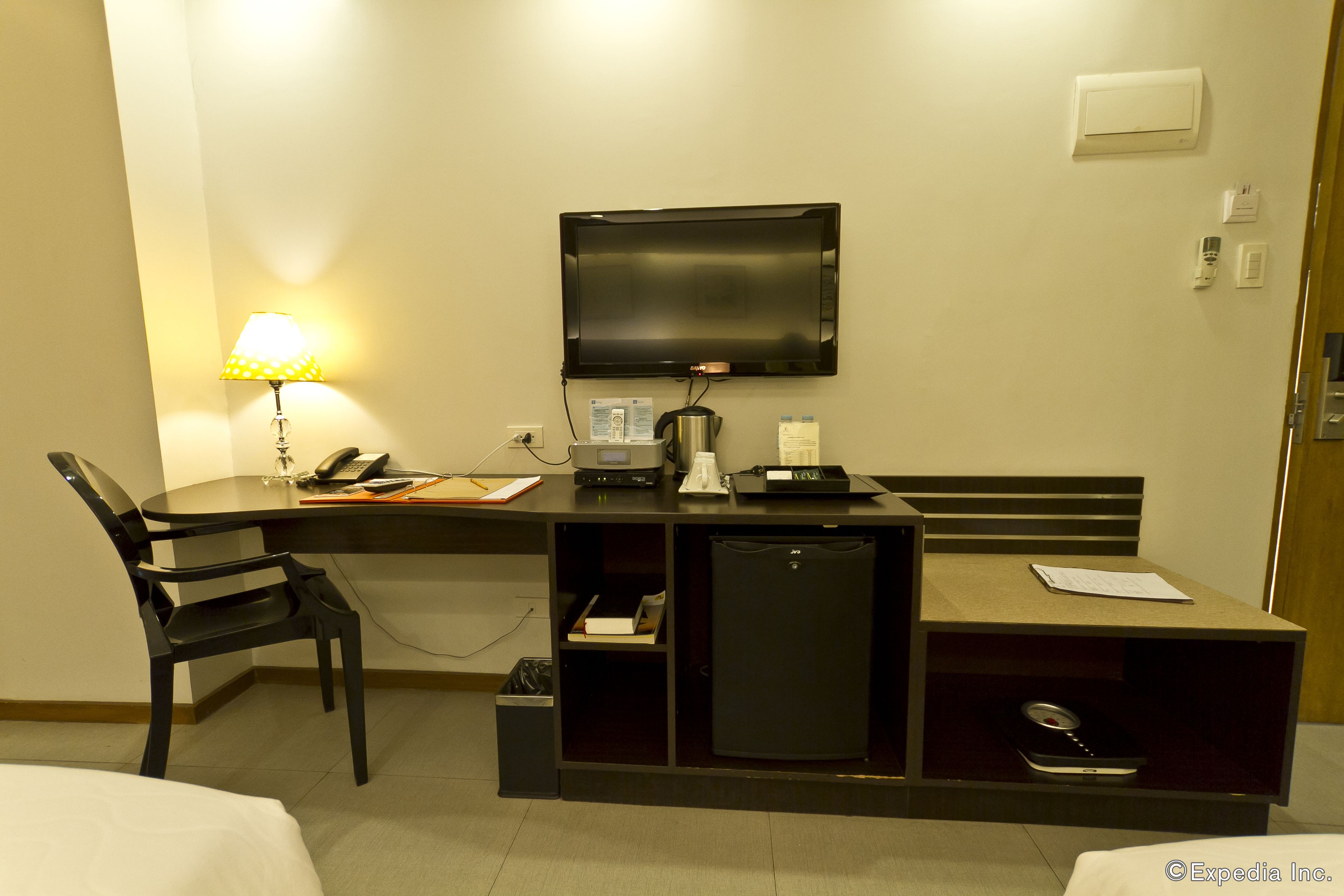 deluxe room, 1 queen bed, non smoking, balcony | in-room safe, desk, iron/ironing board, free wifi