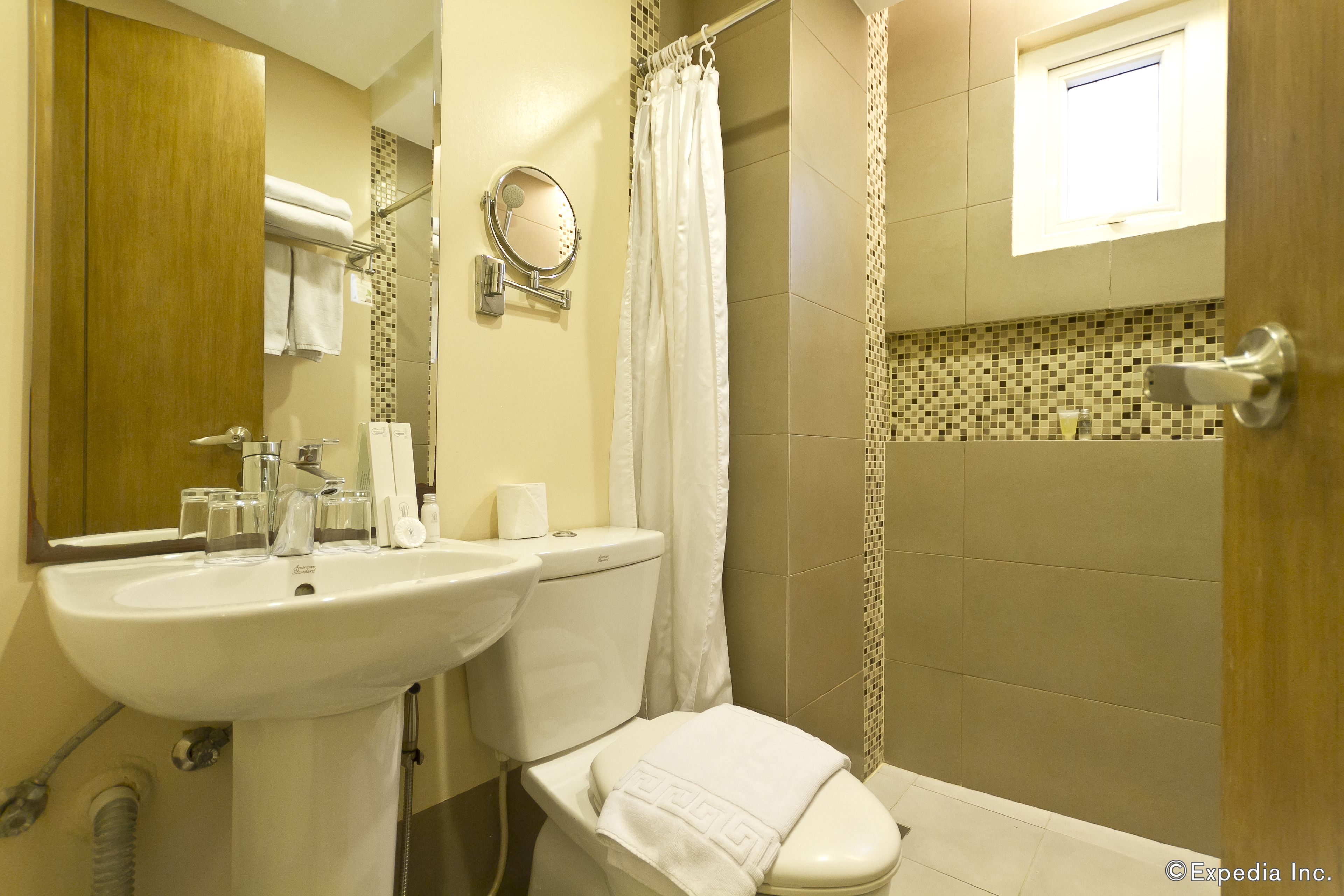 superior room, 1 queen bed, non smoking | bathroom | shower, free toiletries, hair dryer, bidet