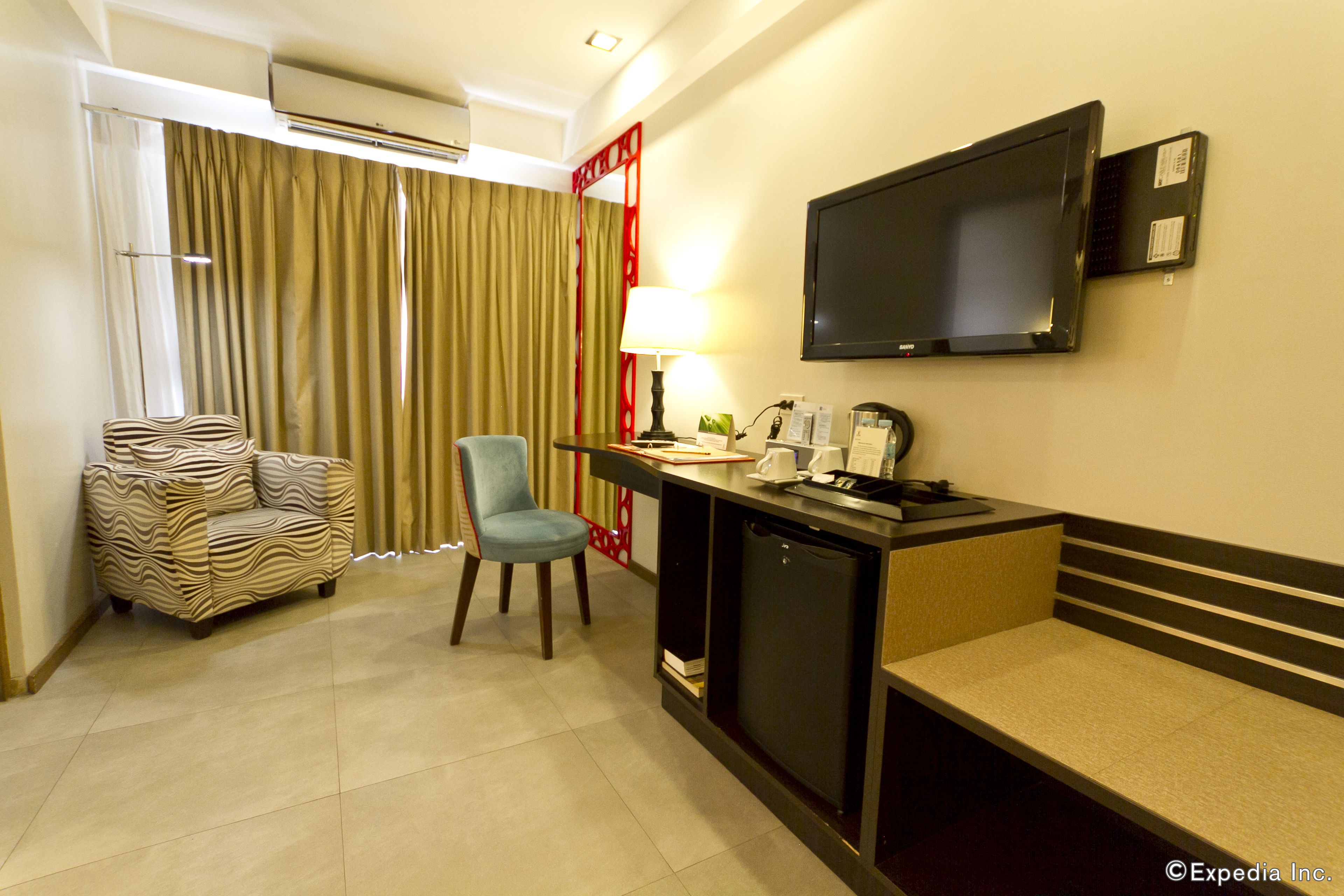 deluxe room, 1 queen bed, non smoking, balcony | in-room safe, desk, iron/ironing board, free wifi