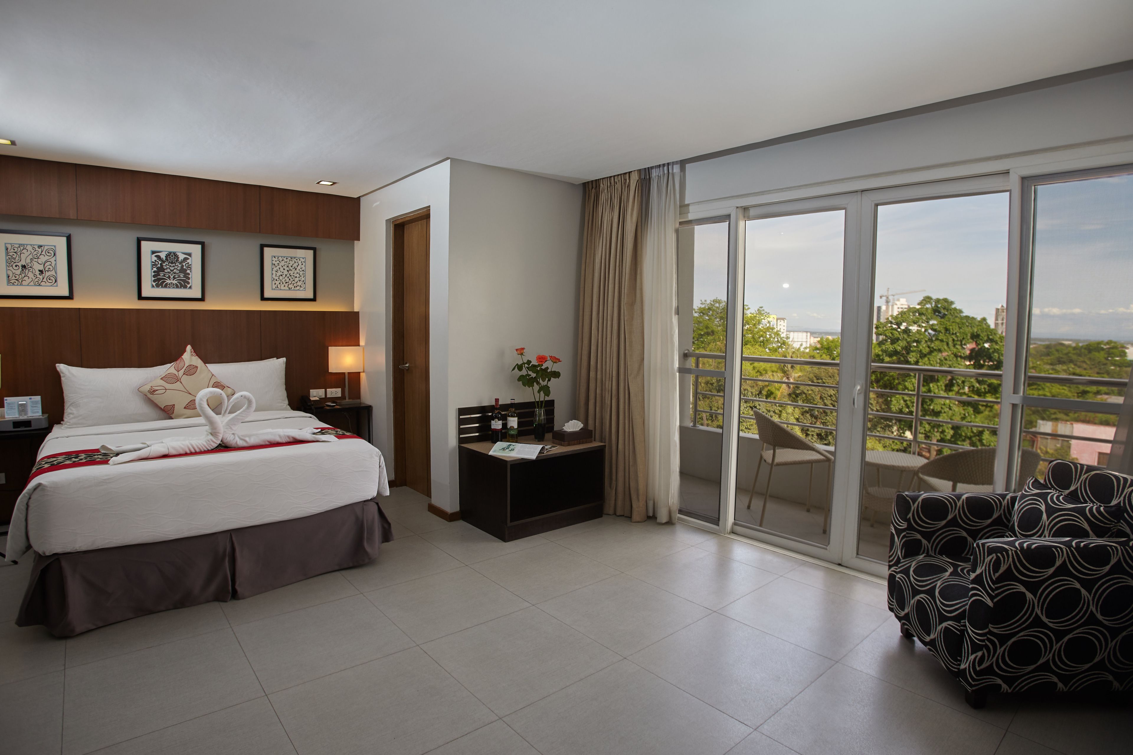 Deluxe Room, 1 Queen Bed, Non Smoking, Balcony | In-room safe, desk, iron/ironing board, free WiFi