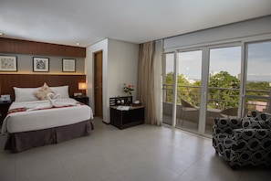 Deluxe Room, 1 Queen Bed, Non Smoking, Balcony | In-room safe, desk, iron/ironing board, free WiFi - St. Mark Hotel (Cebu City)