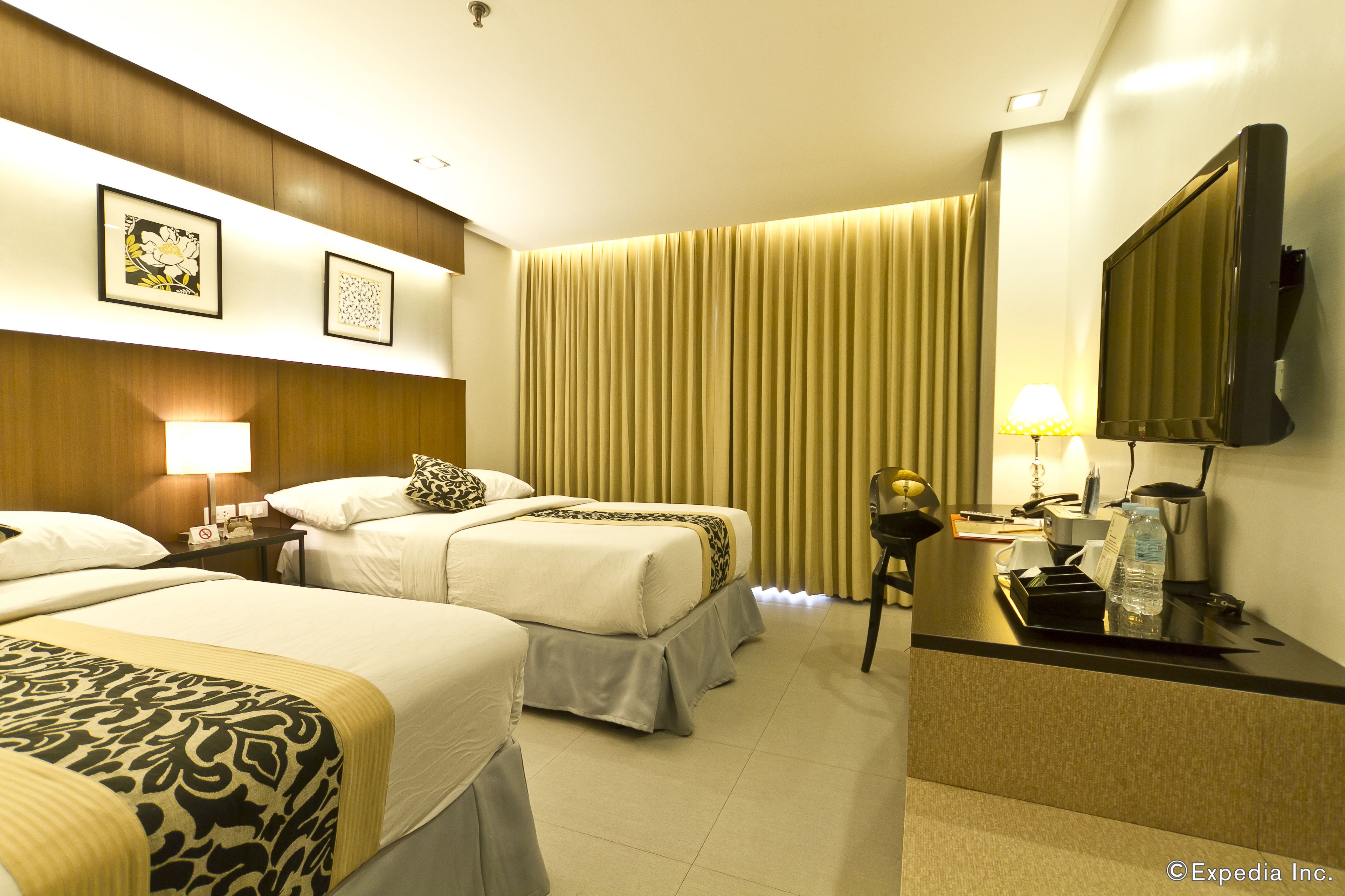 deluxe room, 1 queen bed, non smoking, balcony | in-room safe, desk, iron/ironing board, free wifi