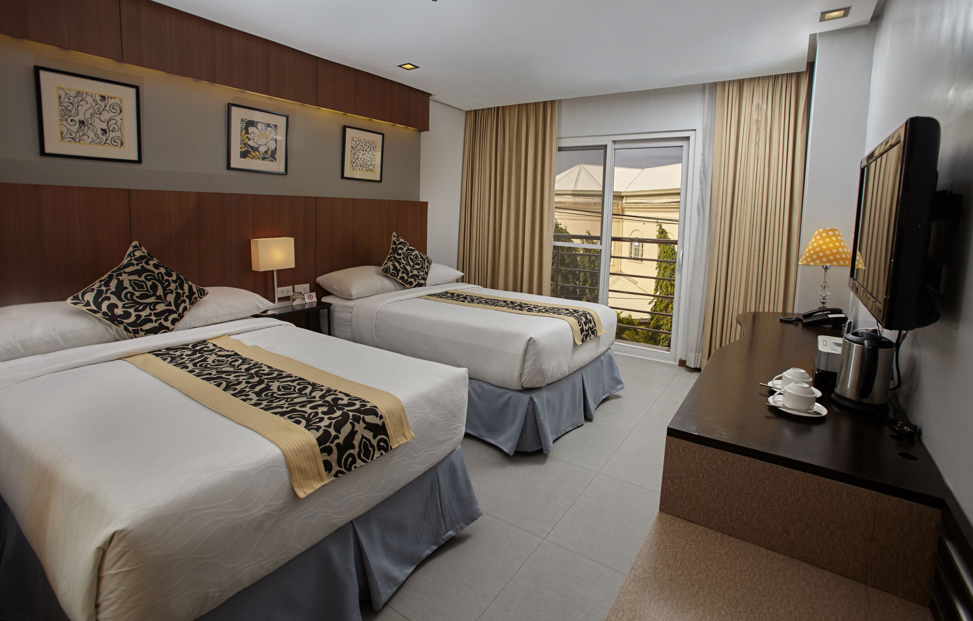 deluxe room, 1 queen bed, non smoking, balcony | in-room safe, desk, iron/ironing board, free wifi