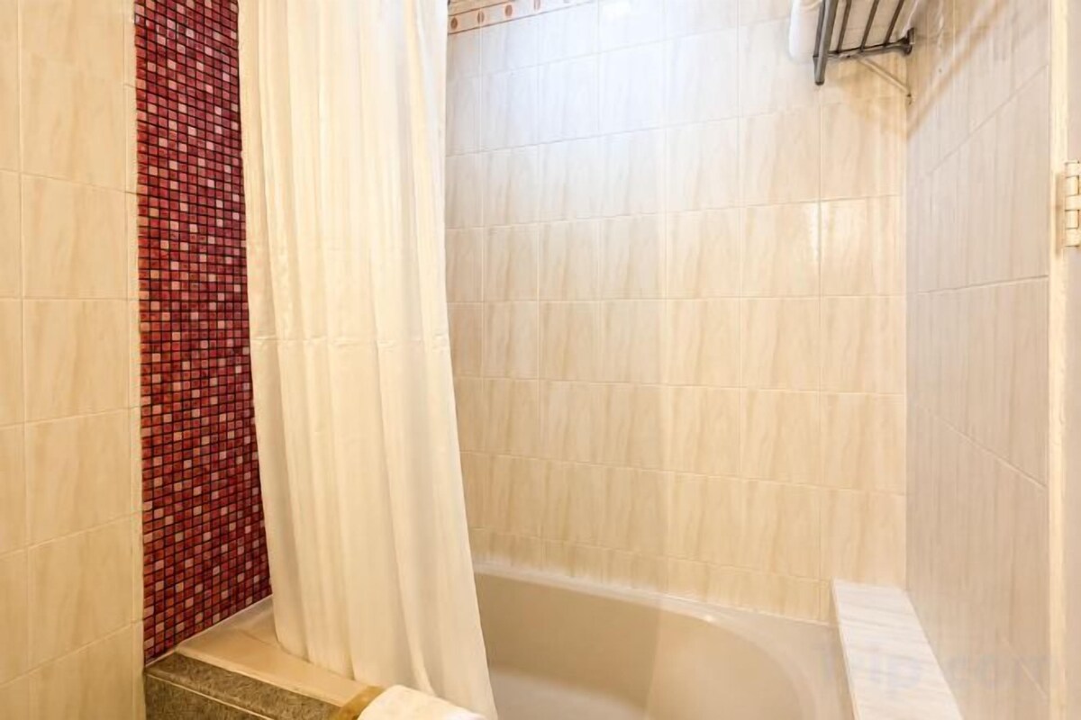 Baño | Tina con regadera, tina profunda, toallas 