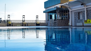 Poolside bar - The Royal Mandaya Hotel (Davao)