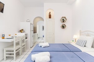 Ropa de cama de alta calidad y caja de seguridad en la habitación 