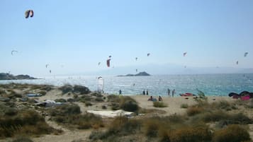 Perto da praia, areia branca, 3 bares na praia