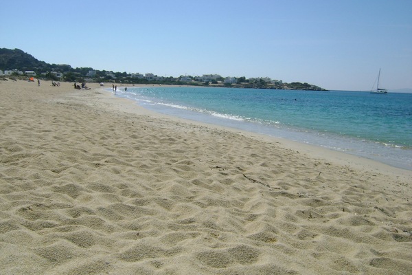 Beach nearby, white sand, 3 beach bars