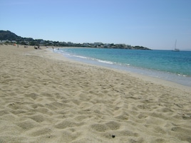 Una playa cerca, arena blanca, 3 bares en la playa