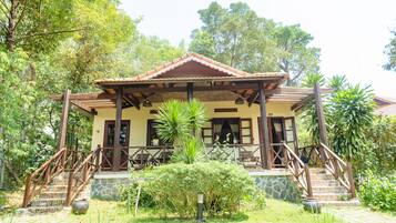 Superior-bungalow, näköala puutarhaan | Minibaari, tallelokero huoneessa, työpöytä, pimennysverhot