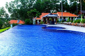 Outdoor pool, pool umbrellas, pool loungers - Phu Quoc Eco Beach Resort (Phu Quoc)