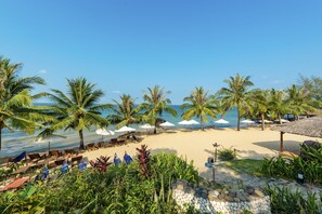Private beach, sun-loungers, beach umbrellas, beach towels - Phu Quoc Eco Beach Resort (Phu Quoc)