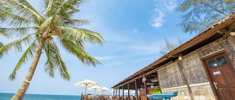 2 restaurants, breakfast served