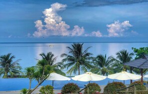 Outdoor pool, pool umbrellas, pool loungers - Phu Quoc Eco Beach Resort (Phu Quoc)