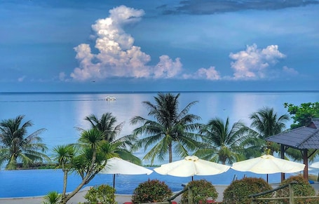 Outdoor pool, pool umbrellas, sun loungers. Phu Quoc Eco Beach Resort