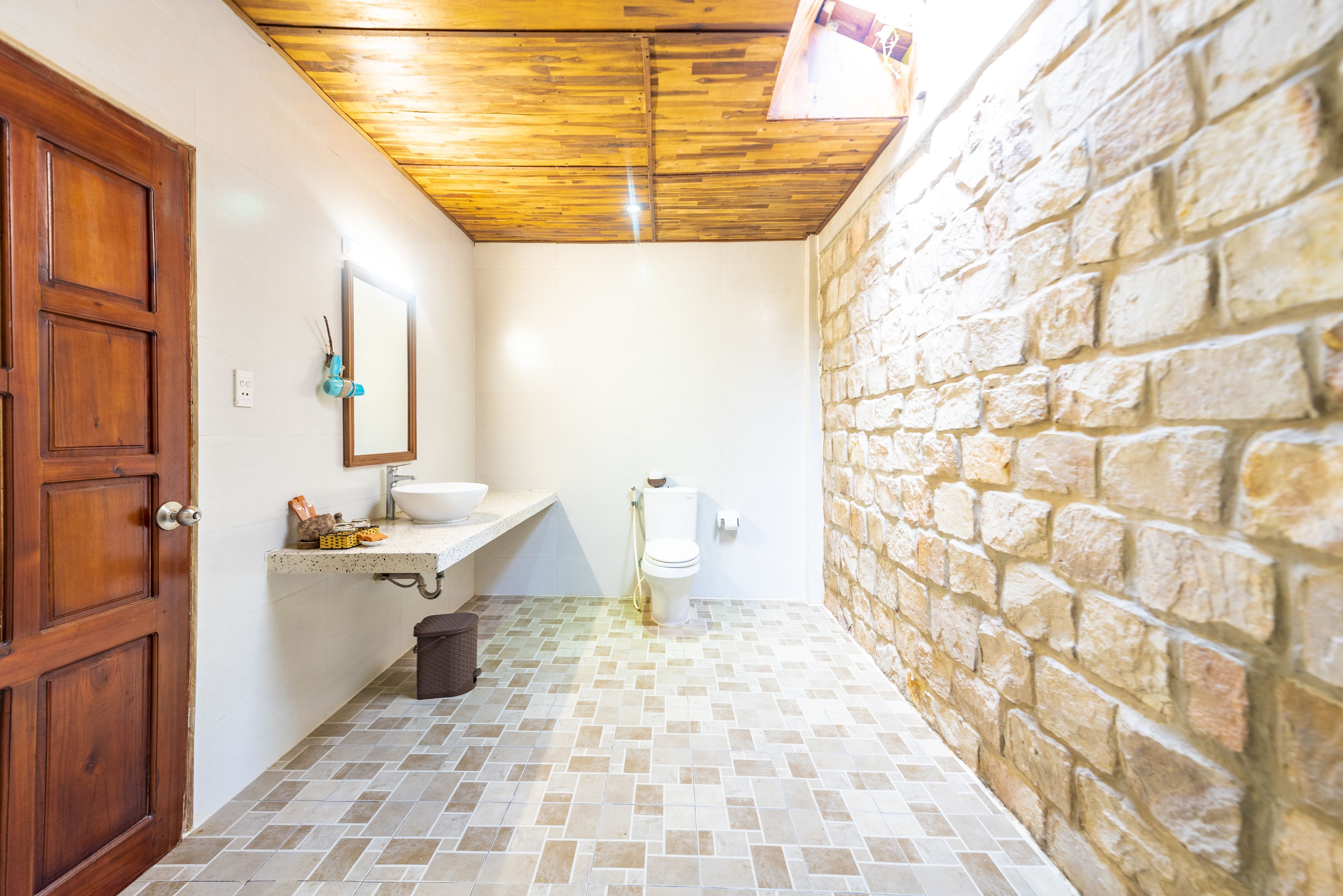 deluxe room, partial sea view | bathroom | shower, rainfall showerhead, free toiletries, hair dryer