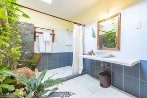 Shower, rainfall showerhead, free toiletries, hair dryer