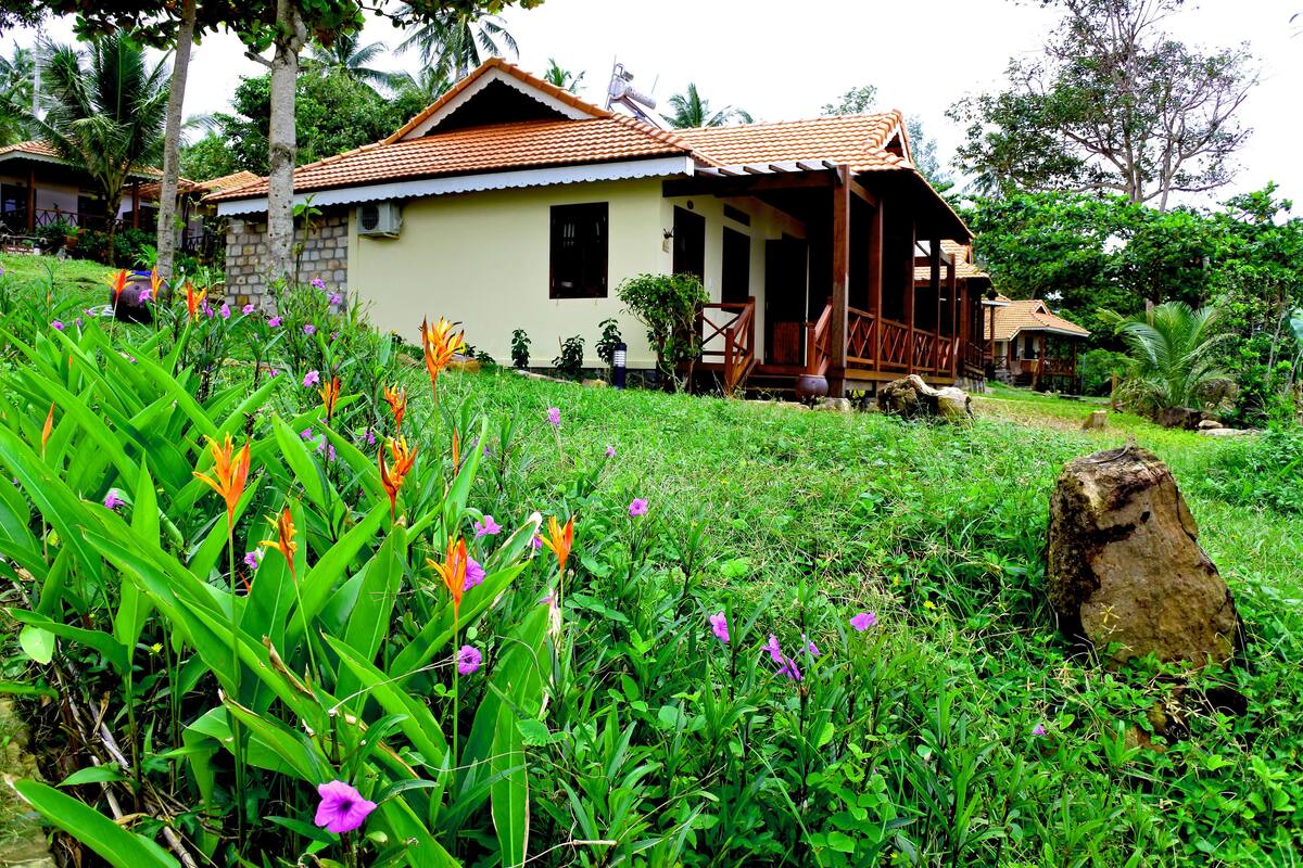 Bungalow Premier, frente al mar | Vista al jardín