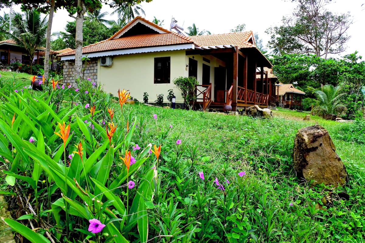 Bungalow Premier, frente al mar | Vista al jardín
