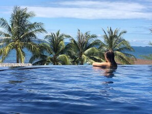 Outdoor pool, pool umbrellas, pool loungers - Phu Quoc Eco Beach Resort (Phu Quoc)
