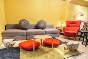 32-inch flat-screen TV with digital channels, TV - The Icon Hotel (Kaohsiung)