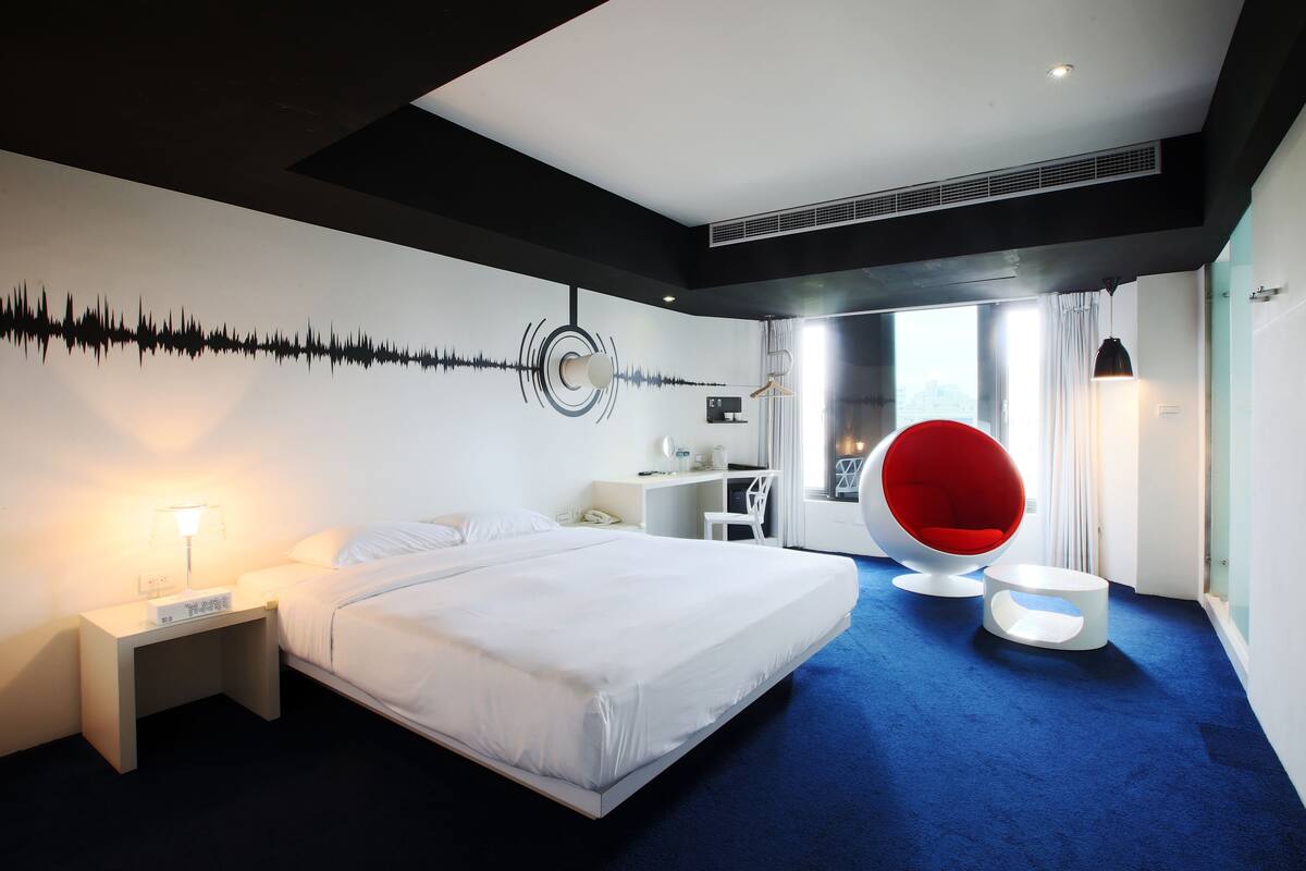 Habitación doble, 1 cama de matrimonio grande | Caja fuerte, escritorio, wifi gratis y decoración individual