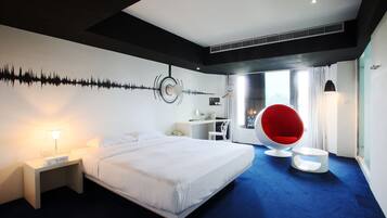 Doppelzimmer, 1 King-Bett | Zimmersafe, Schreibtisch, kostenloses WLAN, individuell dekoriert